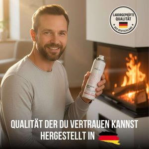 Mann hält Kaminglasreiniger extra stark 300ml Aktivschaum vor Kaminfeuer, Qualität aus Deutschland.